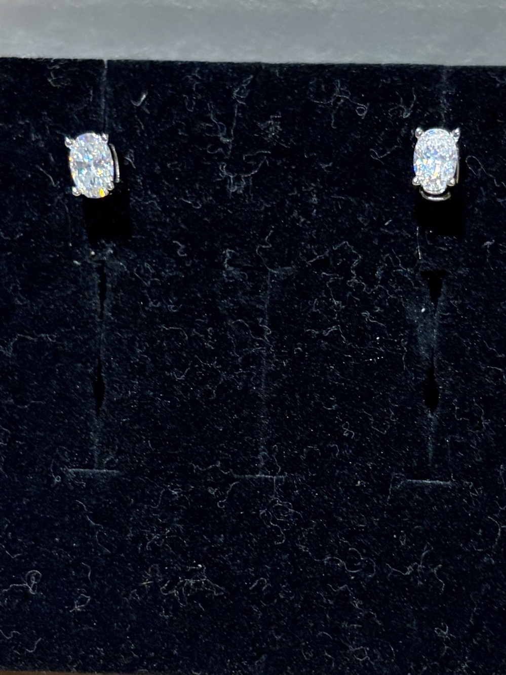 MOISSANITE Earrings
Shape: Oval Size:4*6mm
Weight:0.5ct*
Color: D